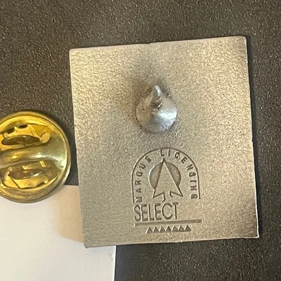 Labatt Remembrance Day Pin - Picture 3 of 5